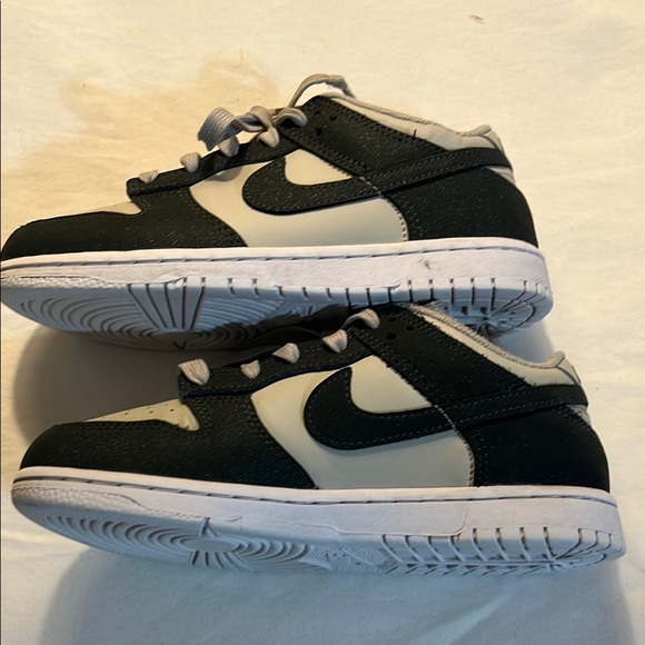 Nike Black and White Low-Top Sneakers - Picture 5 of 7